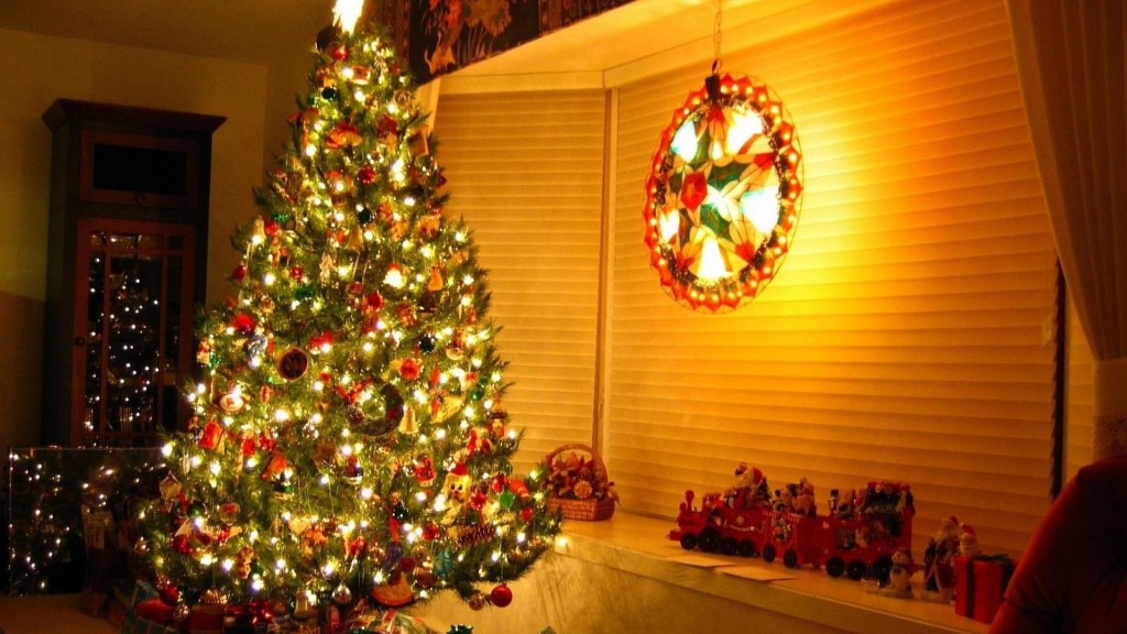 Christmas-Tree-Decorations-Ideas-2015-Red-and-Gold-1080p