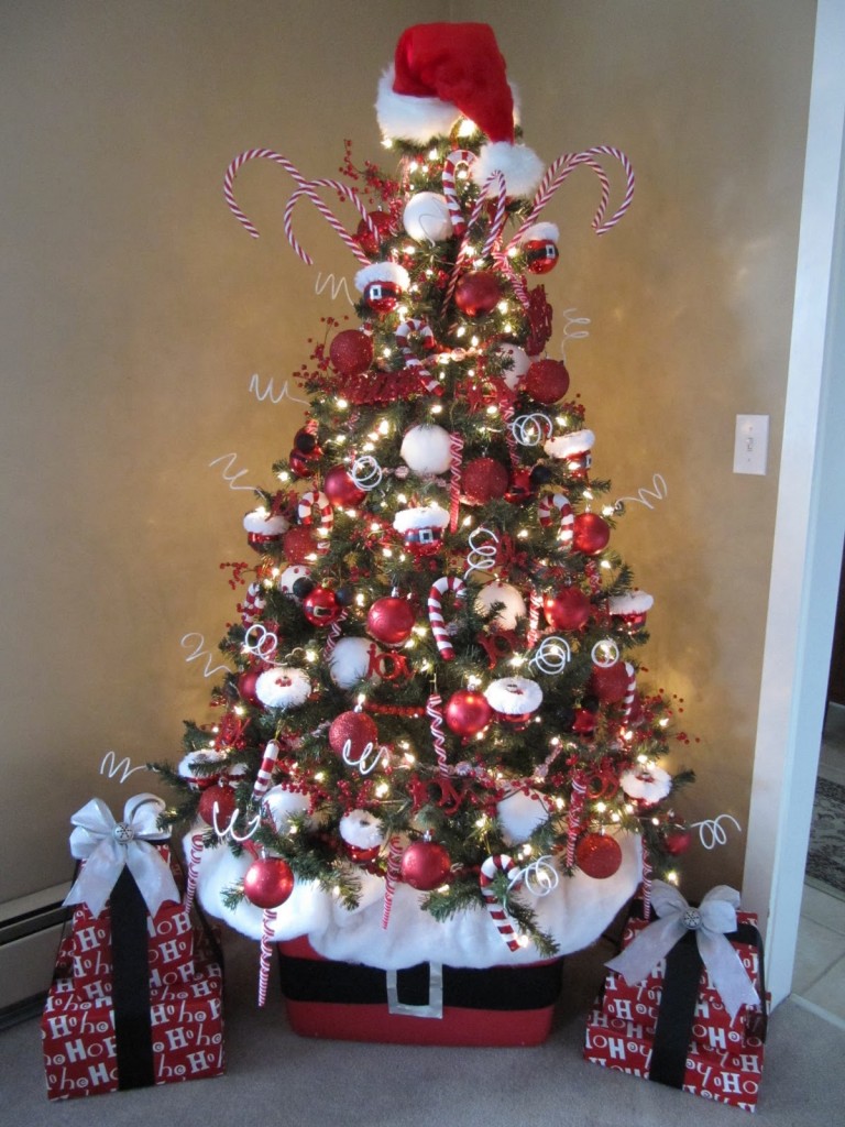 Christmas-Tree-Decoration-Ideas-with-Light-and-Santa-Claus-Hat