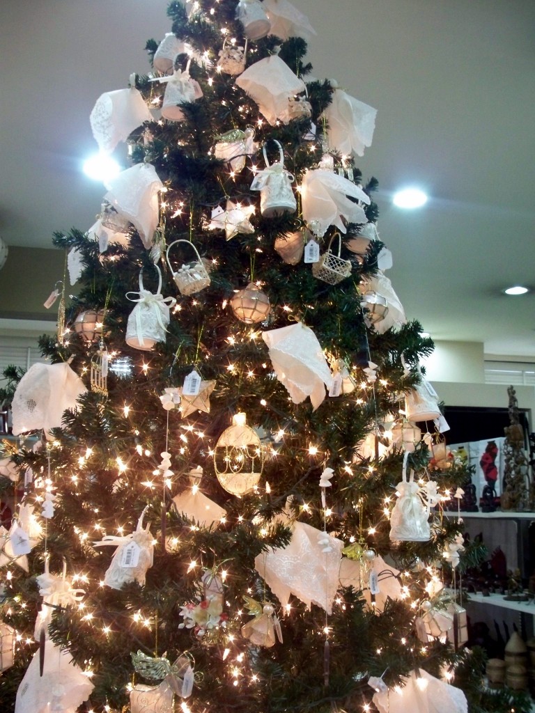 white-christmas-tree-decorations-greygranite-christmas-tree-and-decorations2